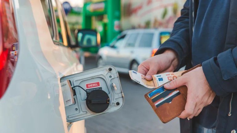 ¿Cuánto ahorra por mes un auto híbrido en combustible en Argentina?